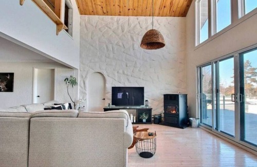 Shawinigan House | Lakeside & Private Beach