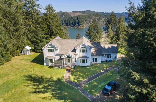 Lakeside House | Lakeside Private Compound-Pool+Dock+15 Guests