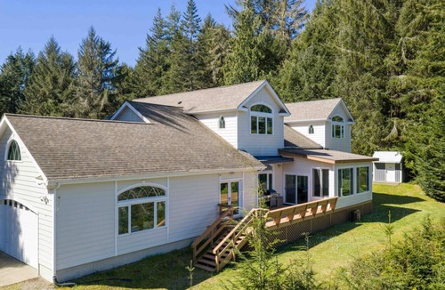 Lakeside House | Lakeside Private Compound-Pool+Dock+15 Guests