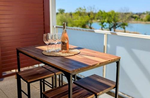 Monteux Apartment | Lakeside Provence - Appartement classé 4 étoiles, Vue sur le lac de Monteux, Parking sous-sol, double clim