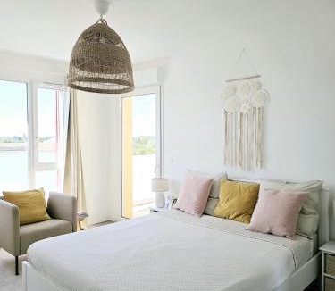 Monteux Apartment | Lakeside Provence - Appartement classé 4 étoiles, Vue sur le lac de Monteux, Parking sous-sol, double clim