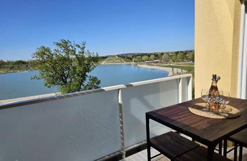 Monteux Apartment | Lakeside Provence - Appartement classé 4 étoiles, Vue sur le lac de Monteux, Parking sous-sol, double clim