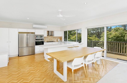 Macmasters Beach House | Lakeside Relax | Pet Friendly, WiFi | Accom Holidays