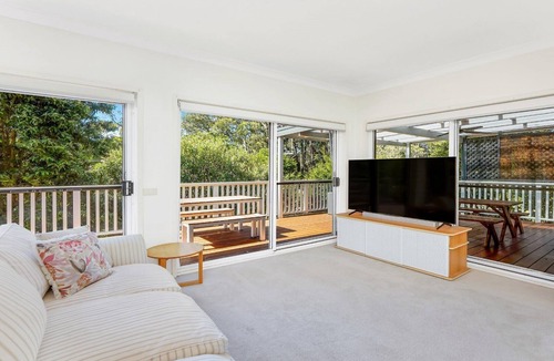 Macmasters Beach House | Lakeside Relax | Pet Friendly, WiFi | Accom Holidays