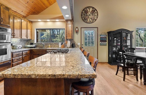 Groveland House | Lakeside+ResortStyle Yard+Sleeps 12, 40min to Yosemite