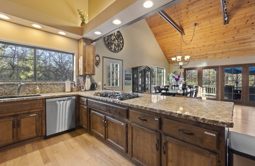Groveland House | Lakeside+ResortStyle Yard+Sleeps 12, 40min to Yosemite