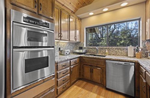 Groveland House | Lakeside+ResortStyle Yard+Sleeps 12, 40min to Yosemite