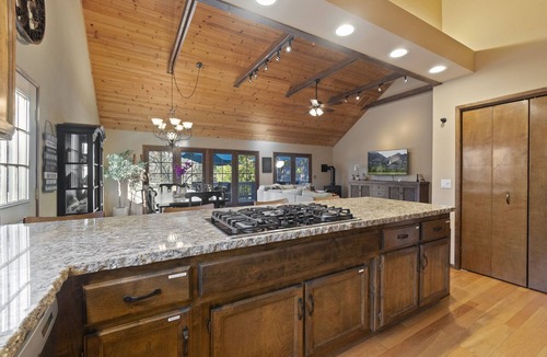 Groveland House | Lakeside+ResortStyle Yard+Sleeps 12, 40min to Yosemite