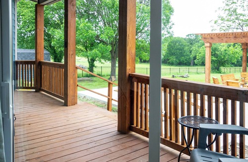 Denison House | Lakeside Retreat – 6BR, Huge Backyard, Private Sandy Beach Access!