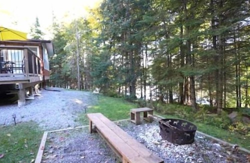 Dysart et al House | Lakeside Retreat: A Nature Lover’s Escape