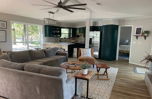 Jewett House | Lakeside Retreat at Lake Limestone Jewett, TX