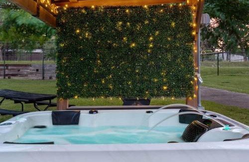Lake Whitney House | Lakeside Retreat | Hot Tub | Fire Pit | Sleeps 12