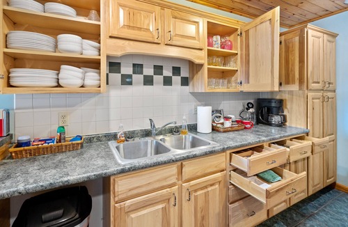 Reed City Cabin | Lakeside Retreat | Hot Tub, Kayak, Arcade, Pontoon