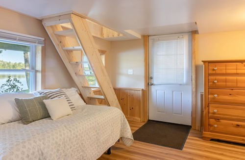 Eddington House | Lakeside Retreat House: Fire pit + Lake + float