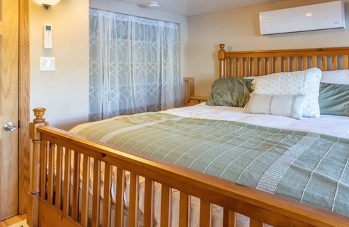 Eddington House | Lakeside Retreat House: Fire pit + Lake + float