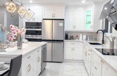 Ajax House | Lakeside Retreat | Modern Renovated House|9 Parkings| Large Backyard