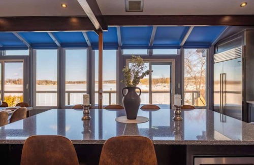 Peterborough House | Lakeside Retreat - Pool+GolfSim+HotTub+Sauna+Gym