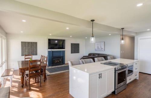 Columbia House | Lakeside Retreat