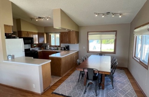 Oroville House | Lakeside Retreat