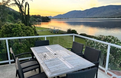 Oroville House | Lakeside Retreat