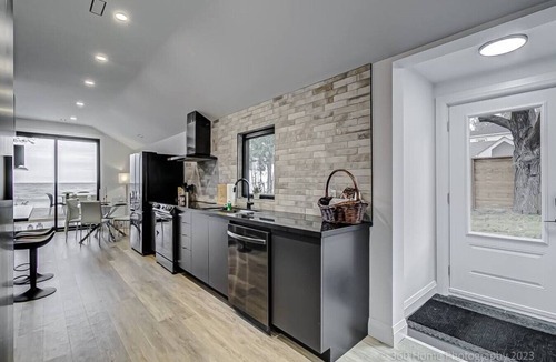 Bowmanville House | *Lakeside Retreat: Viva La Vida*