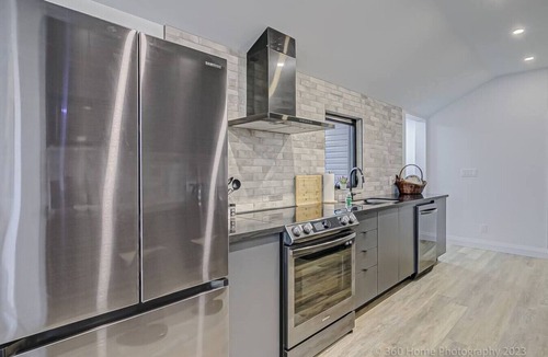 Bowmanville House | *Lakeside Retreat: Viva La Vida*