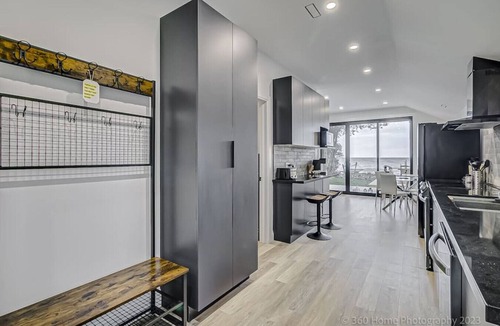 Bowmanville House | *Lakeside Retreat: Viva La Vida*