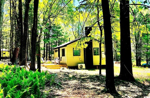 Sparrow Bush Cabin | Lakeside Retreat w/Fire Pit & Skylights