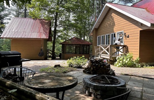 Leslie-Clapham-et-Huddersfield House | Lakeside Retreat with Hot Tub and Bunkie. Sleeps 10