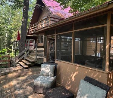 Leslie-Clapham-et-Huddersfield House | Lakeside Retreat with Hot Tub & Bunkie