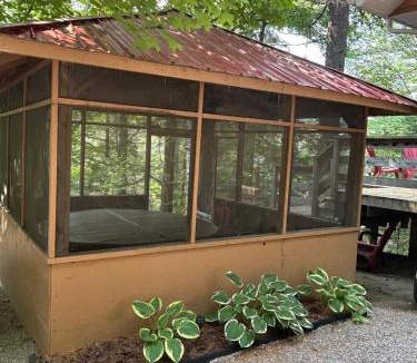 Leslie-Clapham-et-Huddersfield House | Lakeside Retreat with Hot Tub & Bunkie