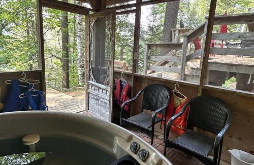 Leslie-Clapham-et-Huddersfield House | Lakeside Retreat with Hot Tub & Bunkie