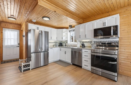 Smiths Corner House | Lakeside Retreat with Hot Tub