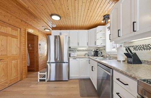 Smiths Corner House | Lakeside Retreat with Hot Tub