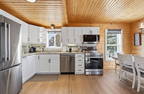 Smiths Corner House | Lakeside Retreat with Hot Tub