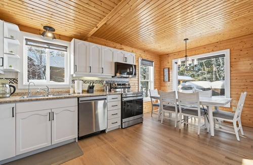 Smiths Corner House | Lakeside Retreat with Hot Tub