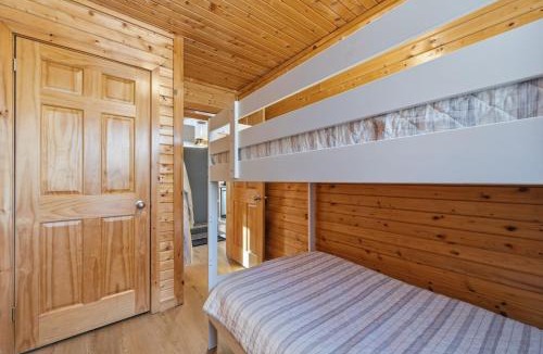 Smiths Corner House | Lakeside Retreat with Hot Tub