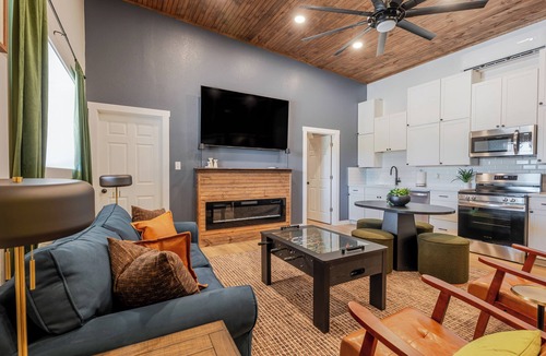 Graford House | Lakeside Sandlot-New-Wiffle ball field+Hot Tub-Close to Rocker B-Family Fun!
