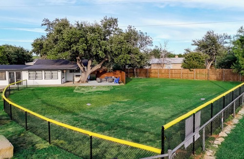 Graford House | Lakeside Sandlot-New-Wiffle ball field+Hot Tub-Close to Rocker B-Family Fun!
