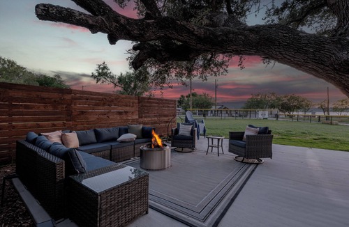 Graford House | Lakeside Sandlot-New-Wiffle ball field+Hot Tub-Close to Rocker B-Family Fun!