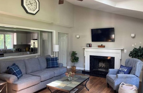 Effingham House | Lakeside Sarandipity: Sleeps 8 with outdoor spaces!