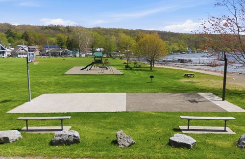Town of Richmond Apartment | Lakeside Studio Apartment steps from lake. Private Beach and Park