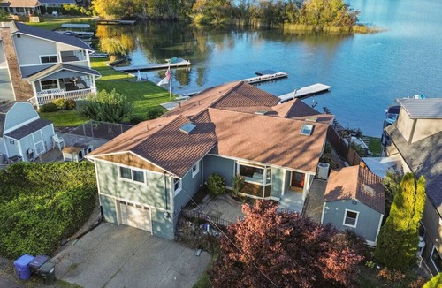 Fort Lewis House | Lakeside Studio Getaway | Hot Tub & Dock Access