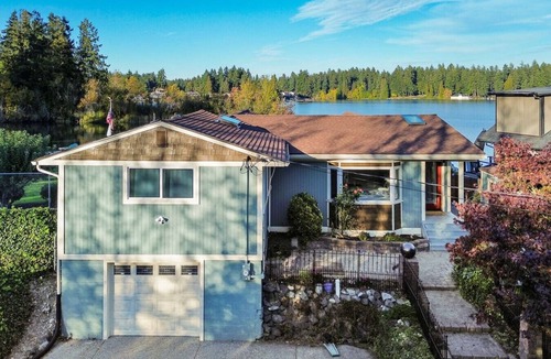 Fort Lewis House | Lakeside Studio Getaway | Hot Tub & Dock Access