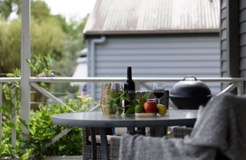 Daylesford Apartment | Lakeside Suite 2 + Lakeside Retreat + Spa Bath