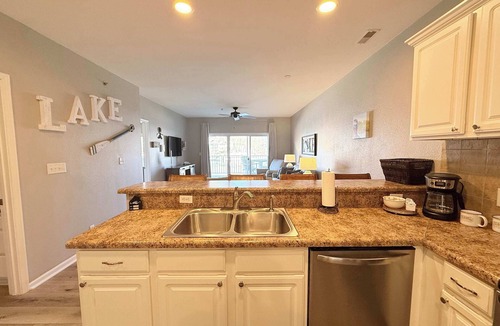 Camdenton Condo | Lakeside Sunrise Water Views