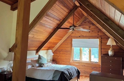 Livingston Cabin | Lakeside sunset cabin