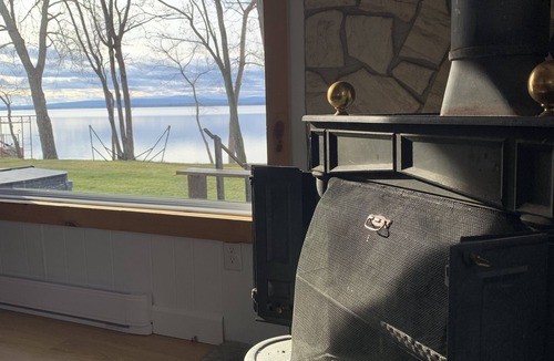 Alburg Cottage | Lakeside Sunset Cottage & Hot tub