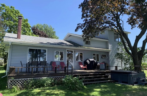 Alburg Cottage | Lakeside Sunset Cottage & Hot tub