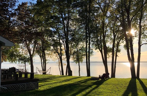 Alburg Cottage | Lakeside Sunset Cottage & Hot tub